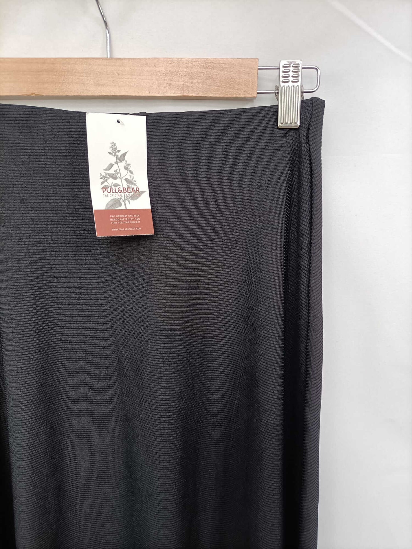 PULL&BEAR.Falda midi negra T.s