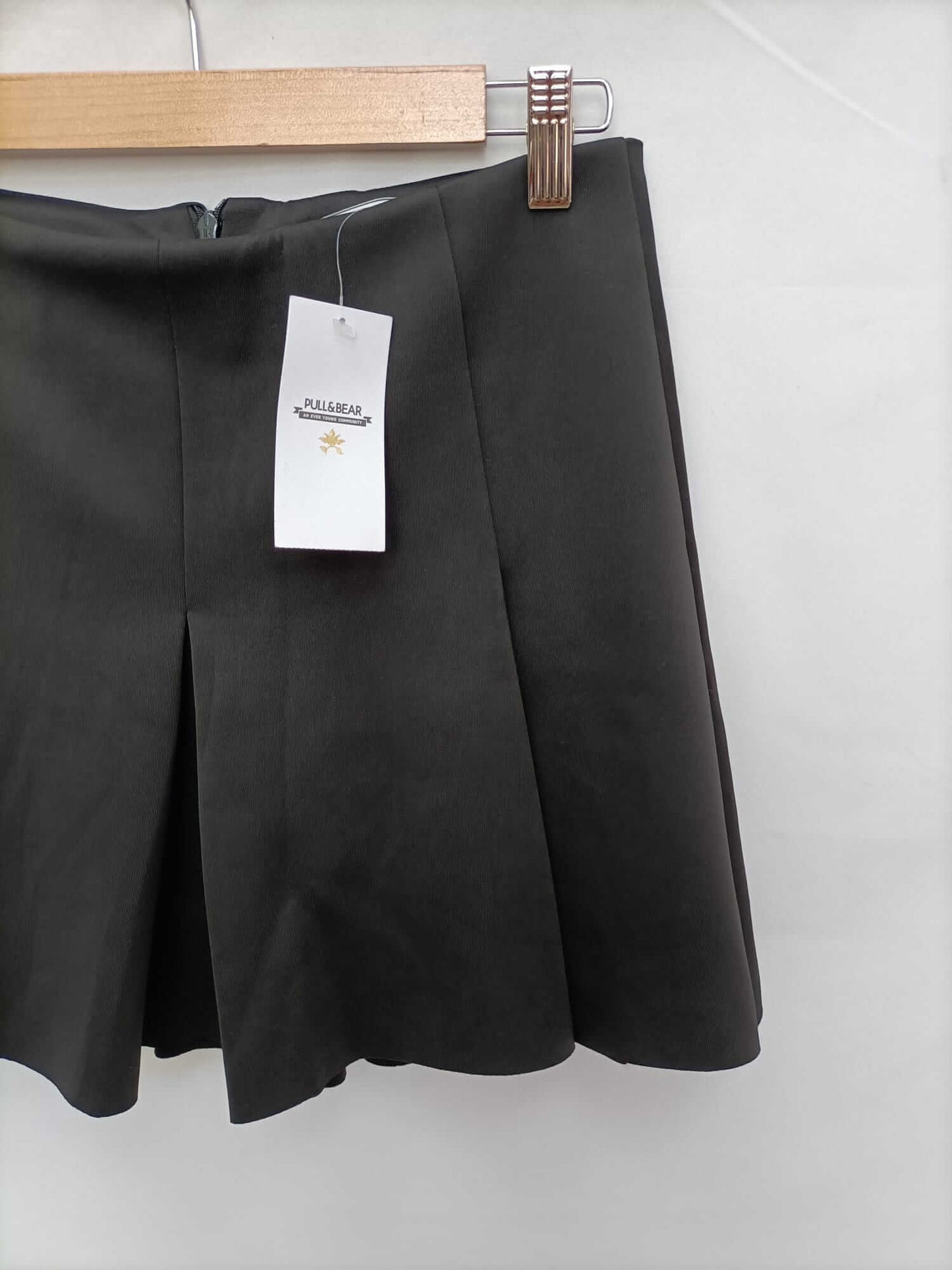 PULL&BEAR.Falda negra corta T.m
