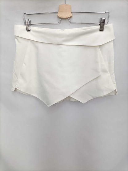 ZARA. Falda/pantalón blanco corto T.m