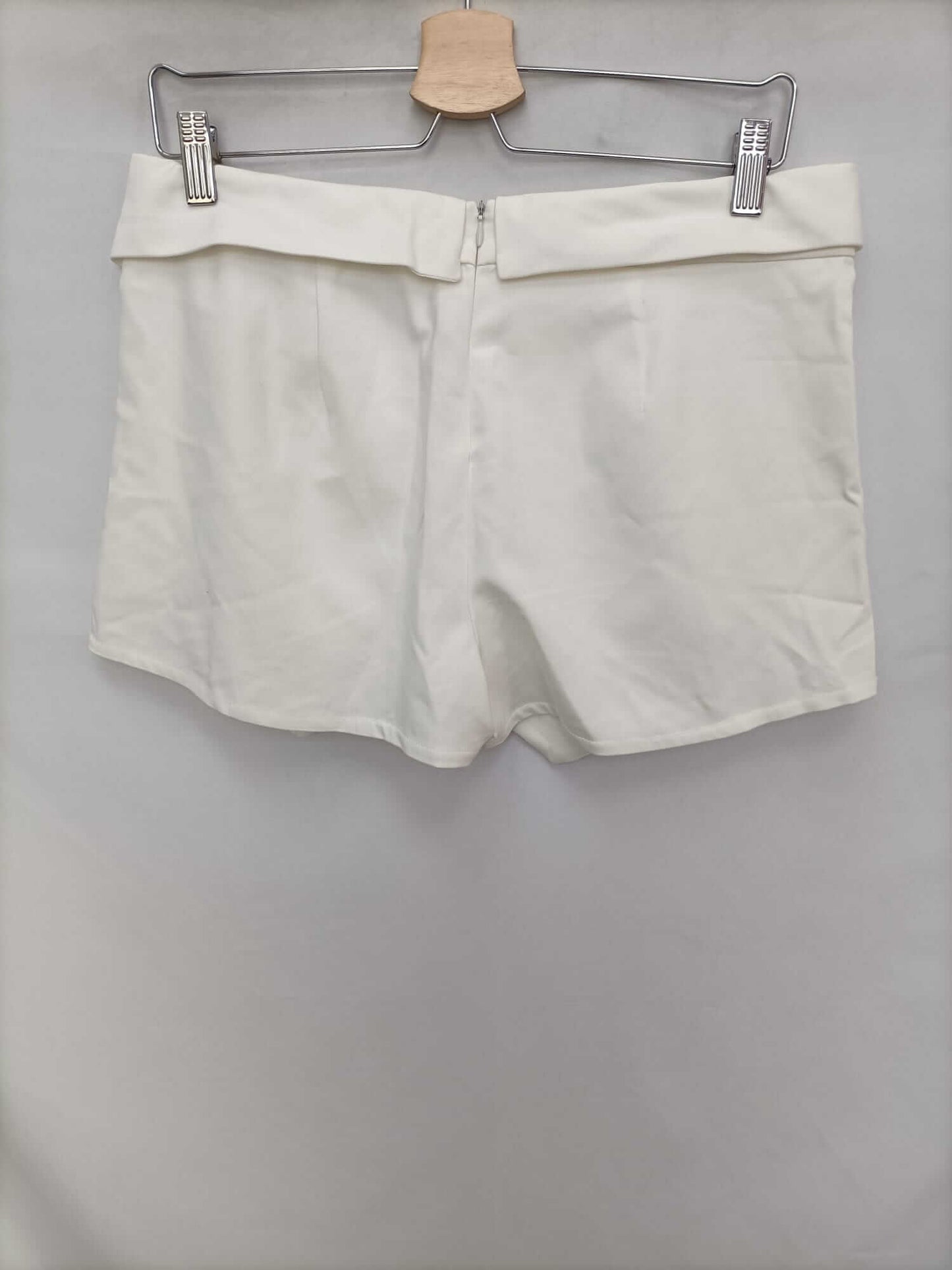 ZARA. Falda/pantalón blanco corto T.m