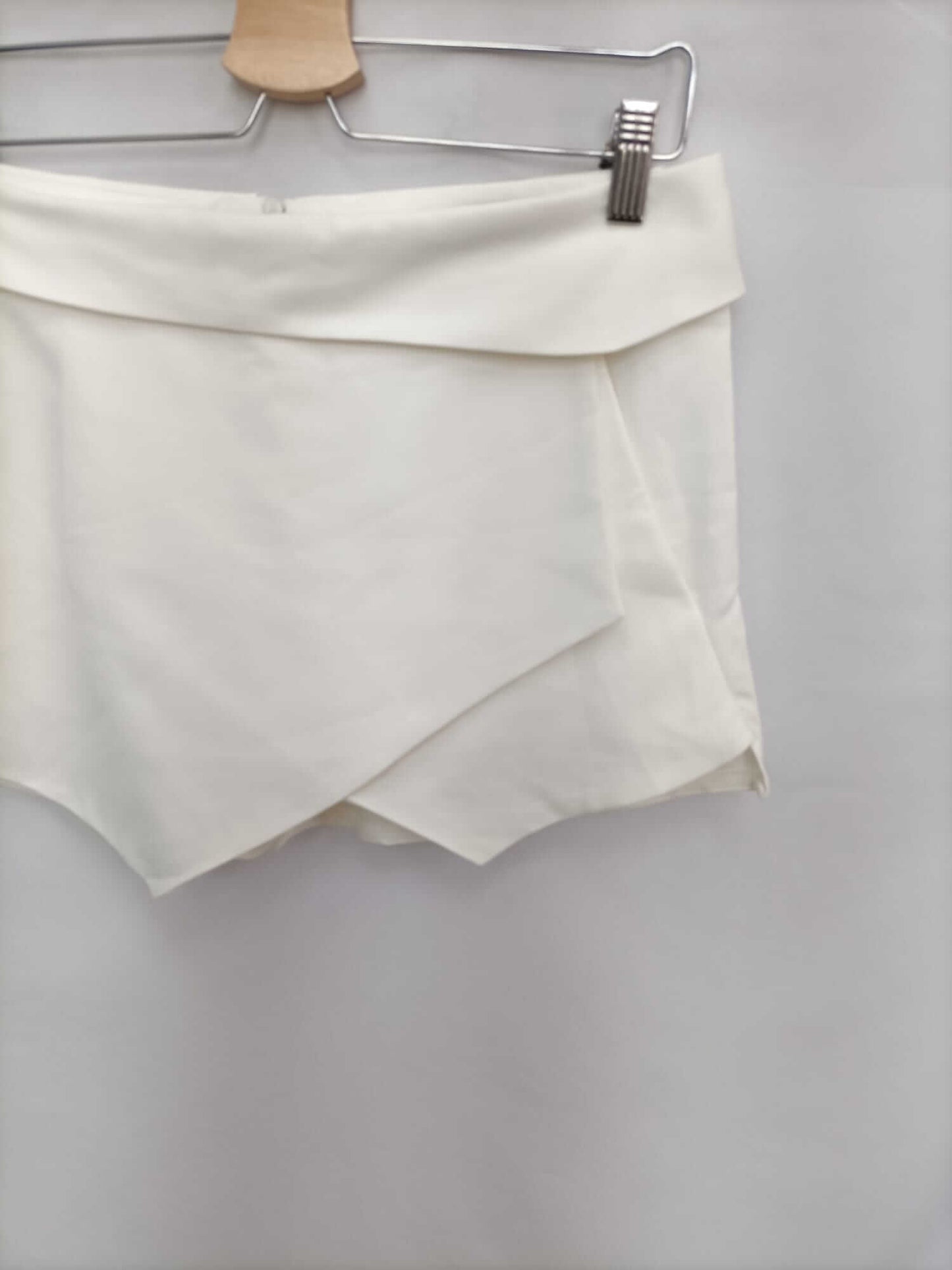 ZARA. Falda/pantalón blanco corto T.m