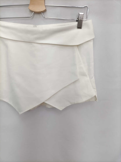 ZARA. Falda/pantalón blanco corto T.m
