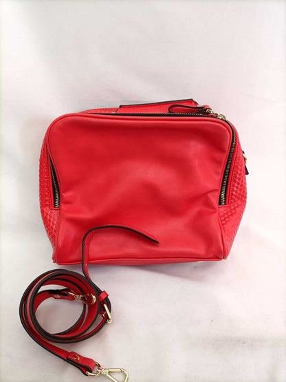 ZARA. Bolso rojo polipiel
