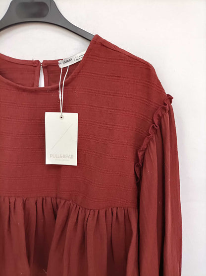 PULL&BEAR. Blusa burdeos fluida T.s