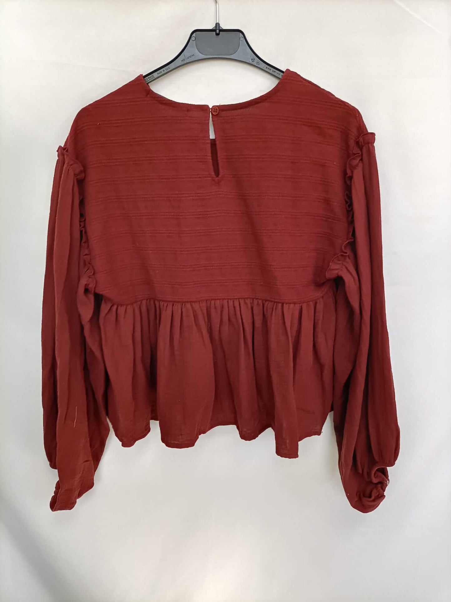 PULL&BEAR. Blusa burdeos fluida T.s