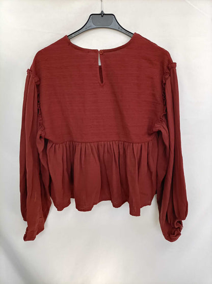PULL&BEAR. Blusa burdeos fluida T.s