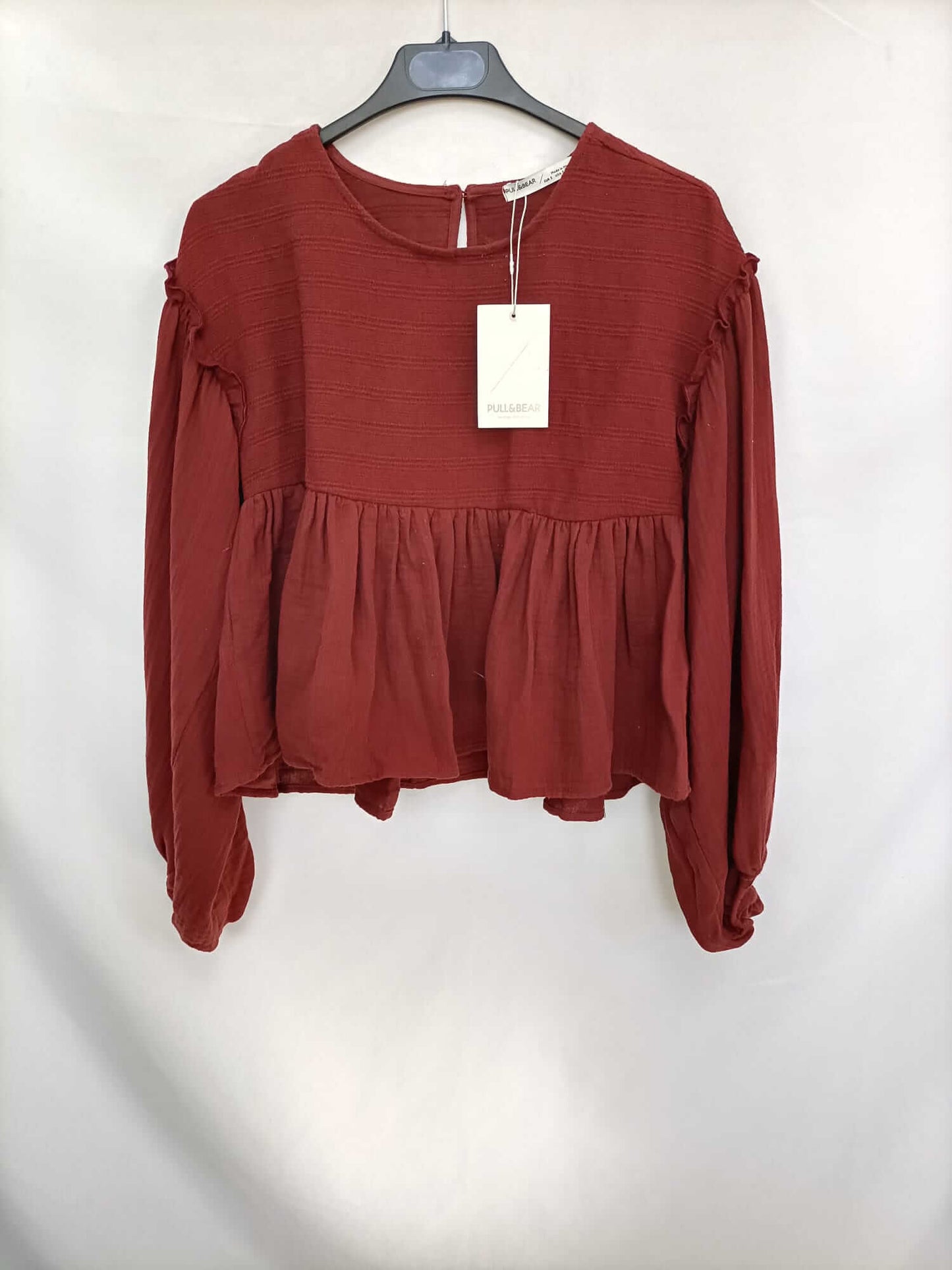 PULL&BEAR. Blusa burdeos fluida T.s