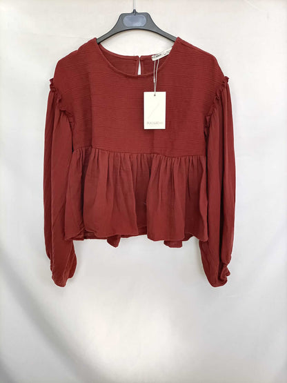 PULL&BEAR. Blusa burdeos fluida T.s