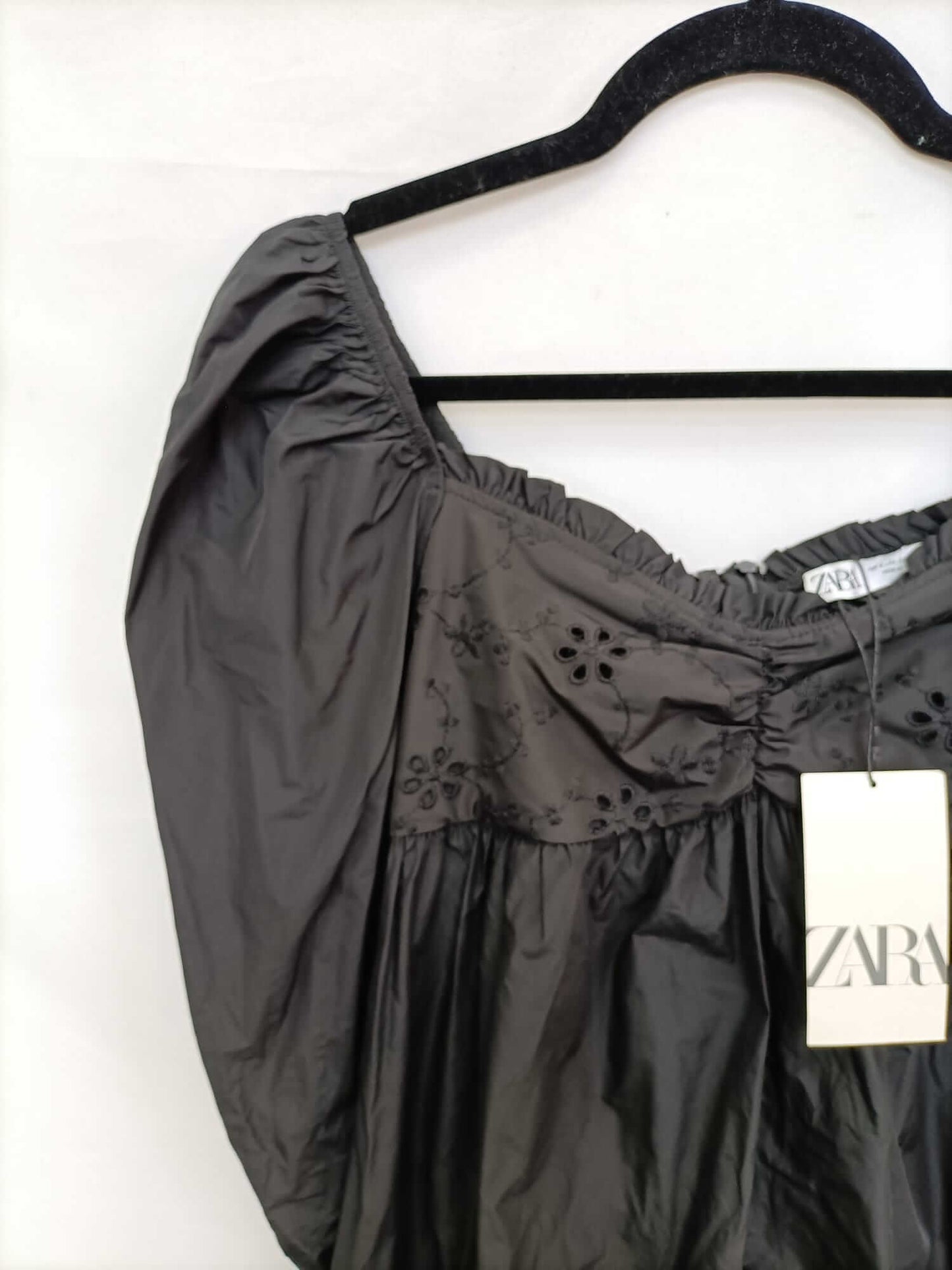 ZARA. Vestido negro troquelado T.s