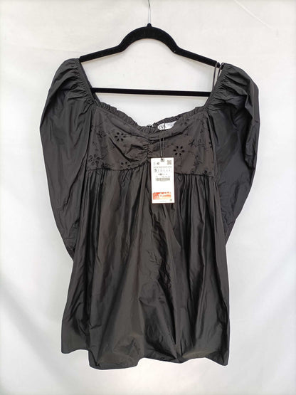 ZARA. Vestido negro troquelado T.s