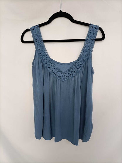 OTRAS. Top azulón encaje Tu (m/l)