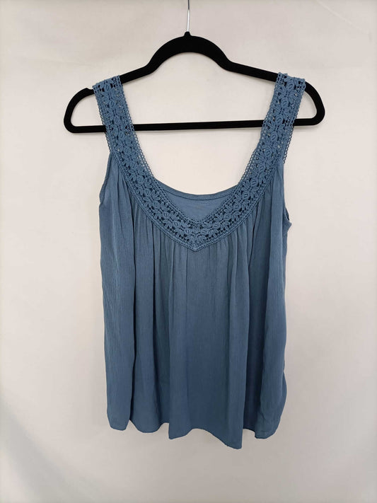 OTRAS. Top azulón encaje Tu (m/l)