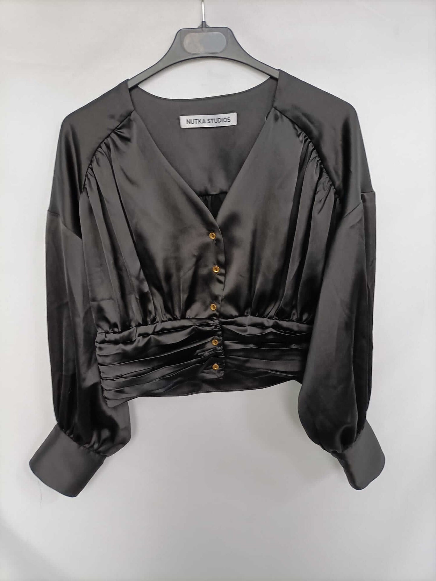 NUTKA STUDIOS. Top negro satinado T.m