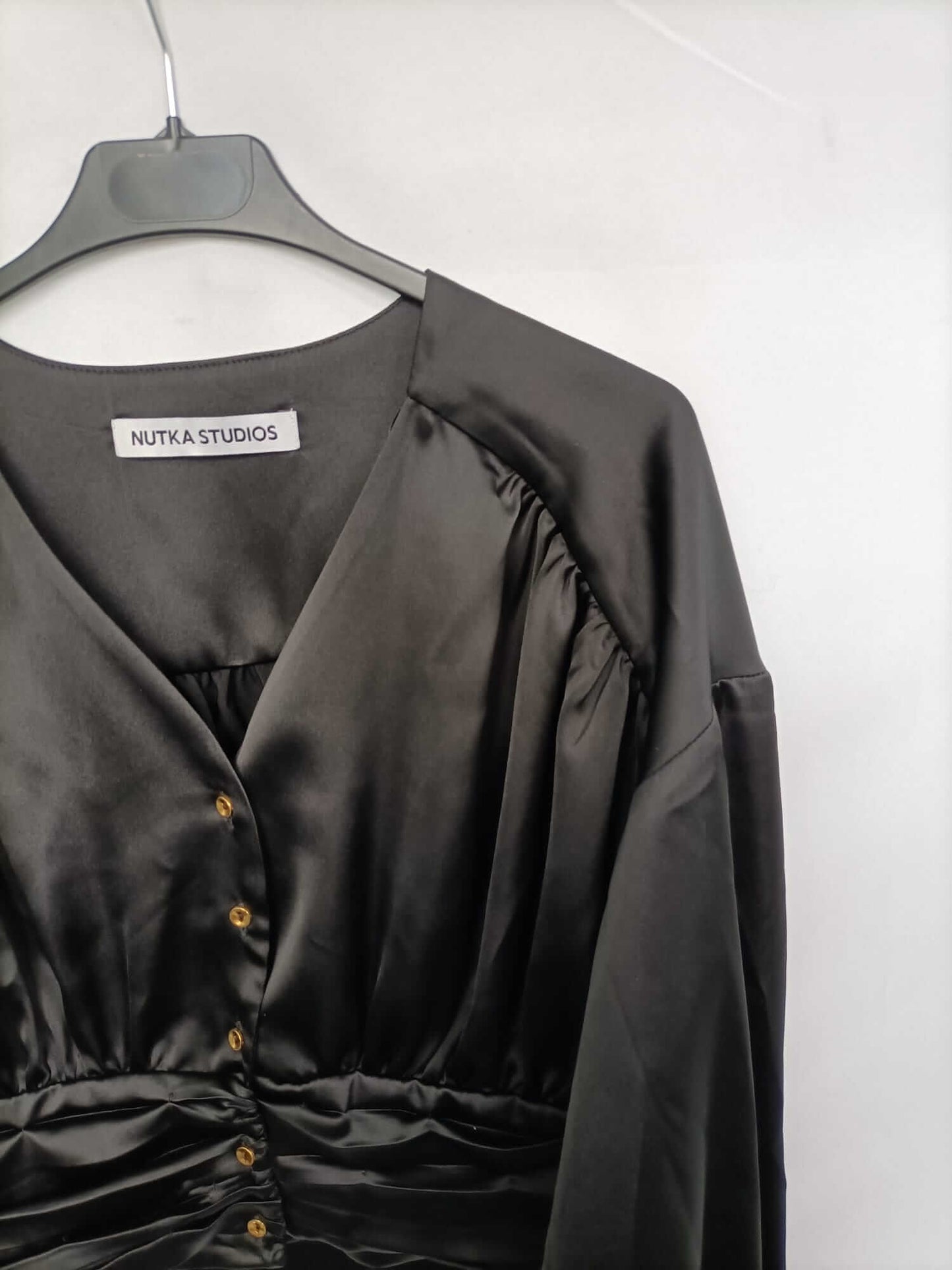 NUTKA STUDIOS. Top negro satinado T.m