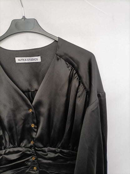 NUTKA STUDIOS. Top negro satinado T.m