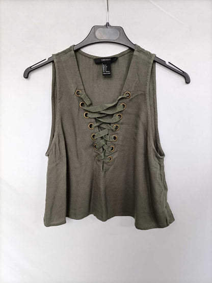 FOREVER21. Top verde cuerdas T.s