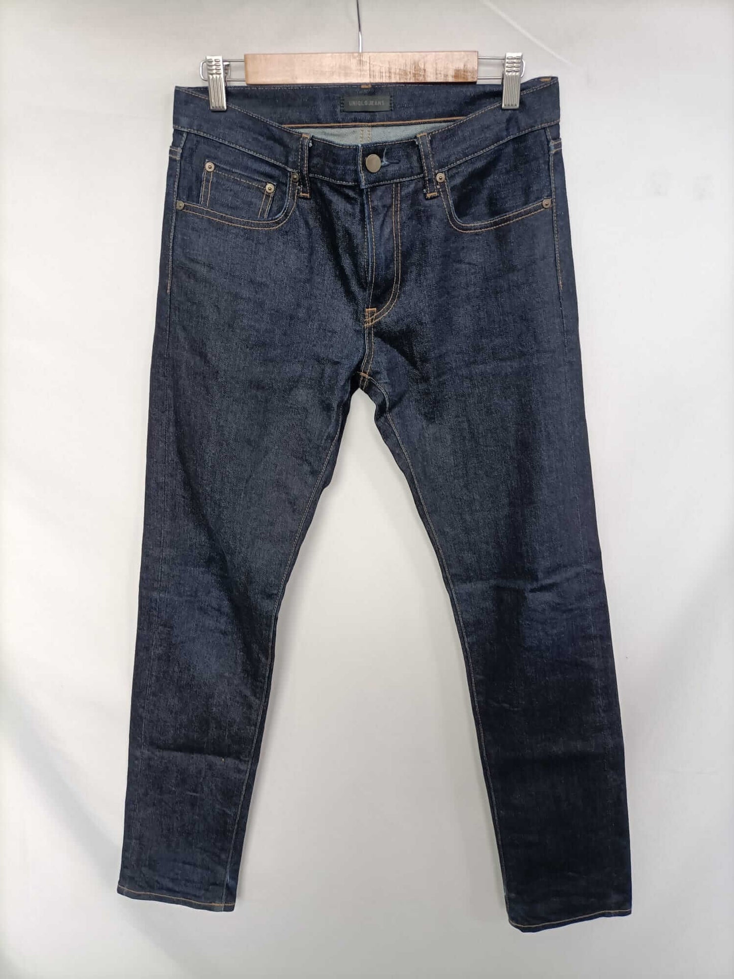 UNIQLO. Pantalón denim oscuro T.40