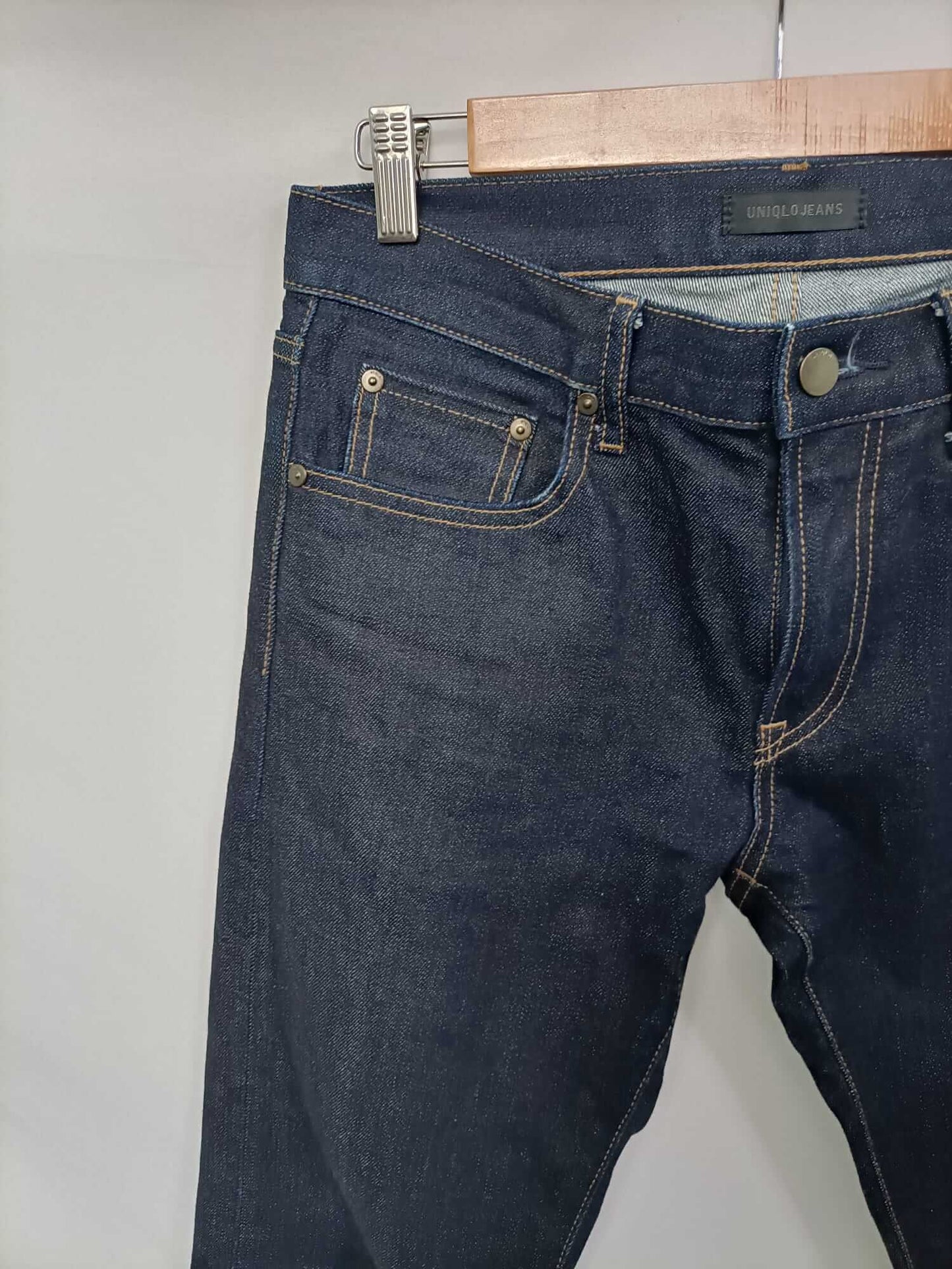 UNIQLO. Pantalón denim oscuro T.40