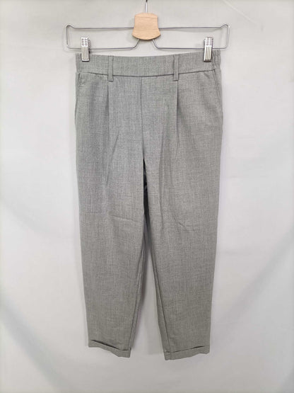BERSHKA. Pantalón gris fluido T.s