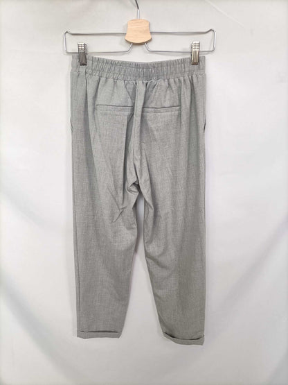 BERSHKA. Pantalón gris fluido T.s
