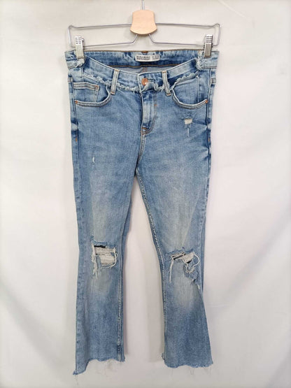 ZARA. Pantalón roto acampanado T.34