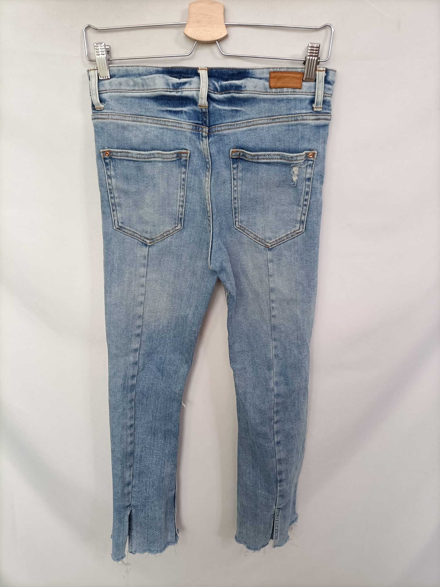ZARA. Pantalón roto acampanado T.34