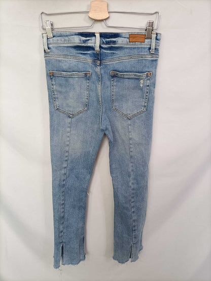 ZARA. Pantalón roto acampanado T.34