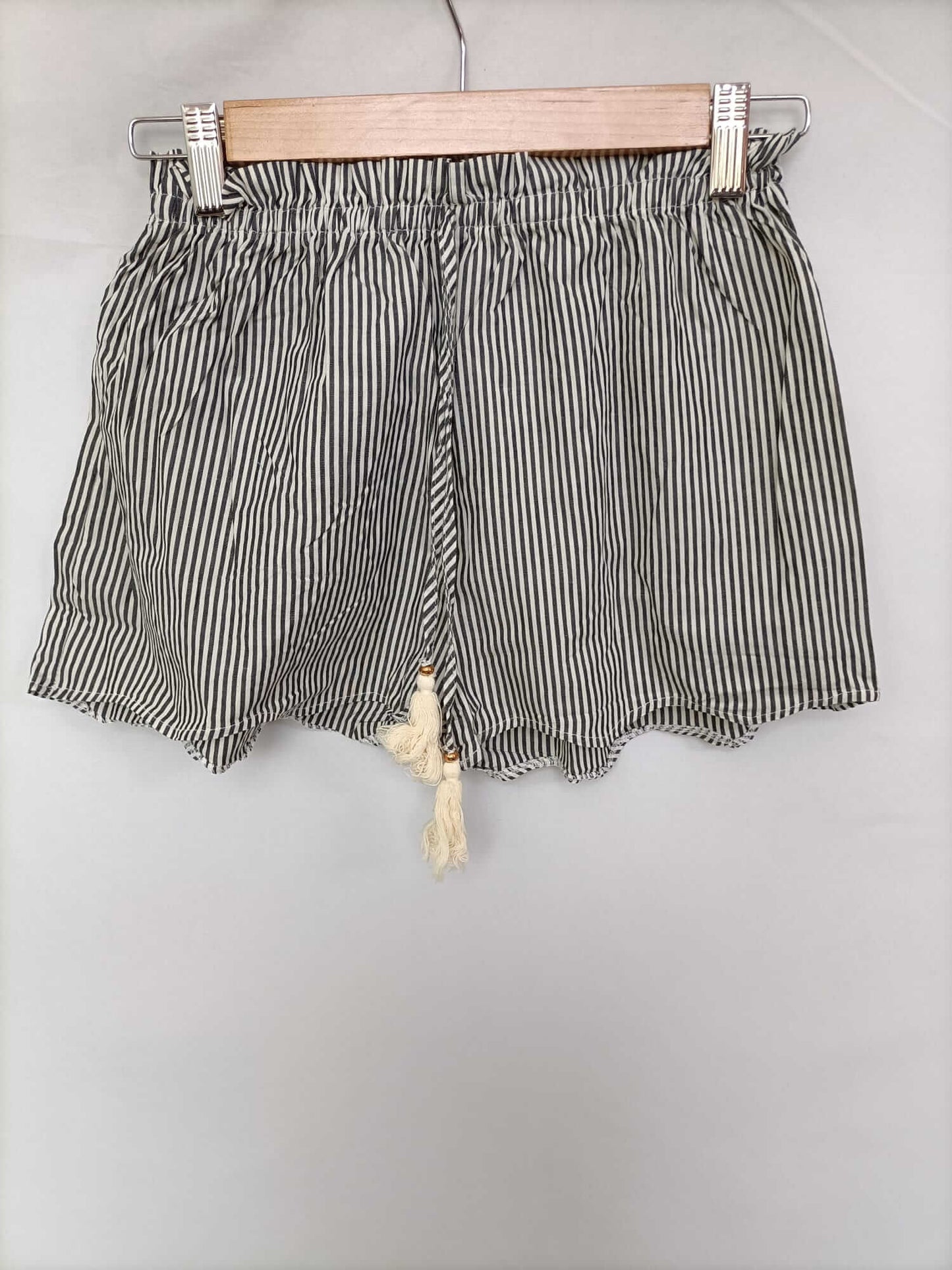 OTRAS. Shorts rayas blanco y gris T.s