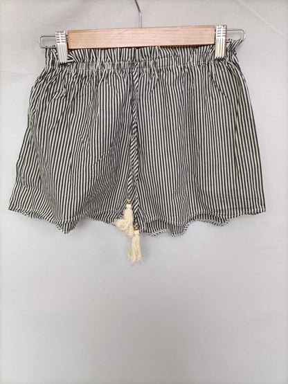 OTRAS. Shorts rayas blanco y gris T.s