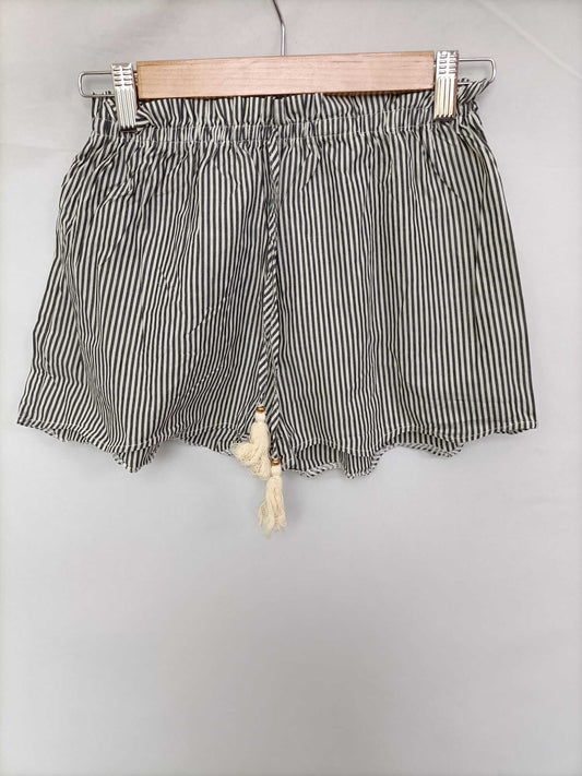 OTRAS. Shorts rayas blanco y gris T.s
