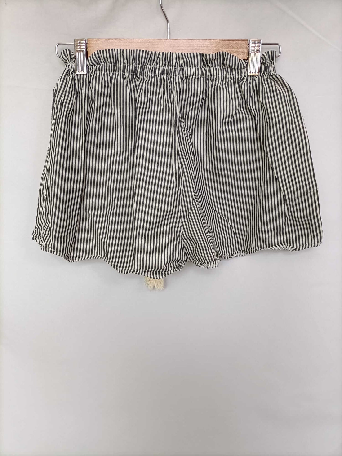 OTRAS. Shorts rayas blanco y gris T.s