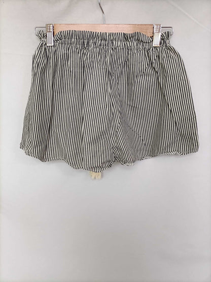 OTRAS. Shorts rayas blanco y gris T.s
