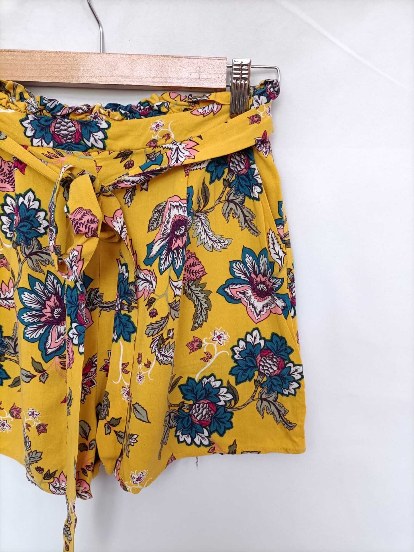 STRADIVARIUS. Pantalón flores fluido T.s