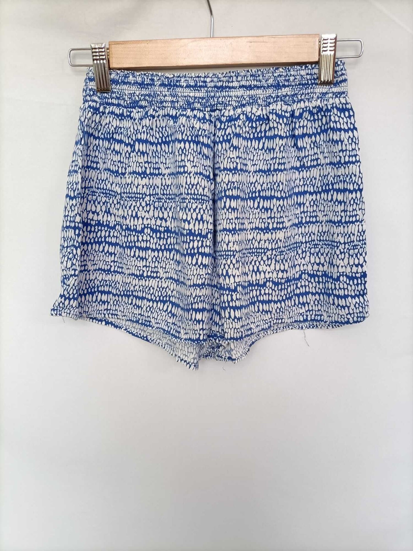 WOMAN'SECRET. Shorts fluido celeste y blanco T.s