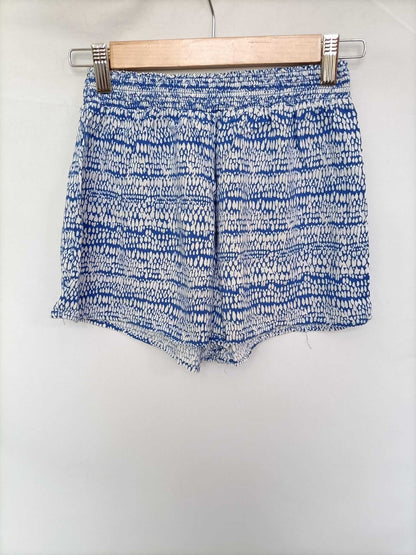WOMAN'SECRET. Shorts fluido celeste y blanco T.s