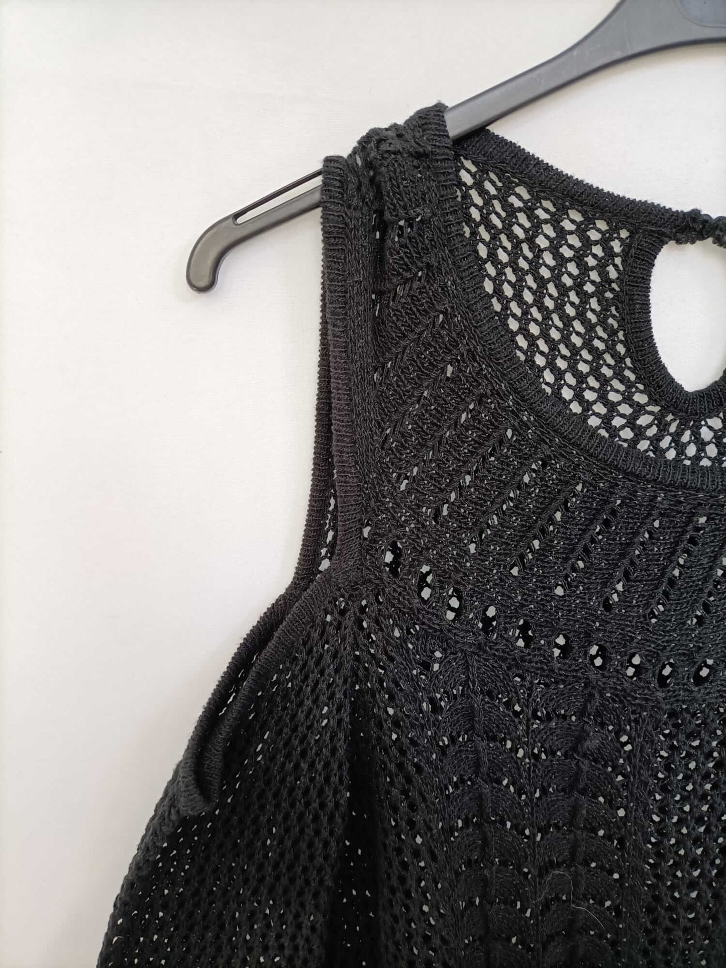 JESSICA SIMPSON. Black sweater with shoulders Tm