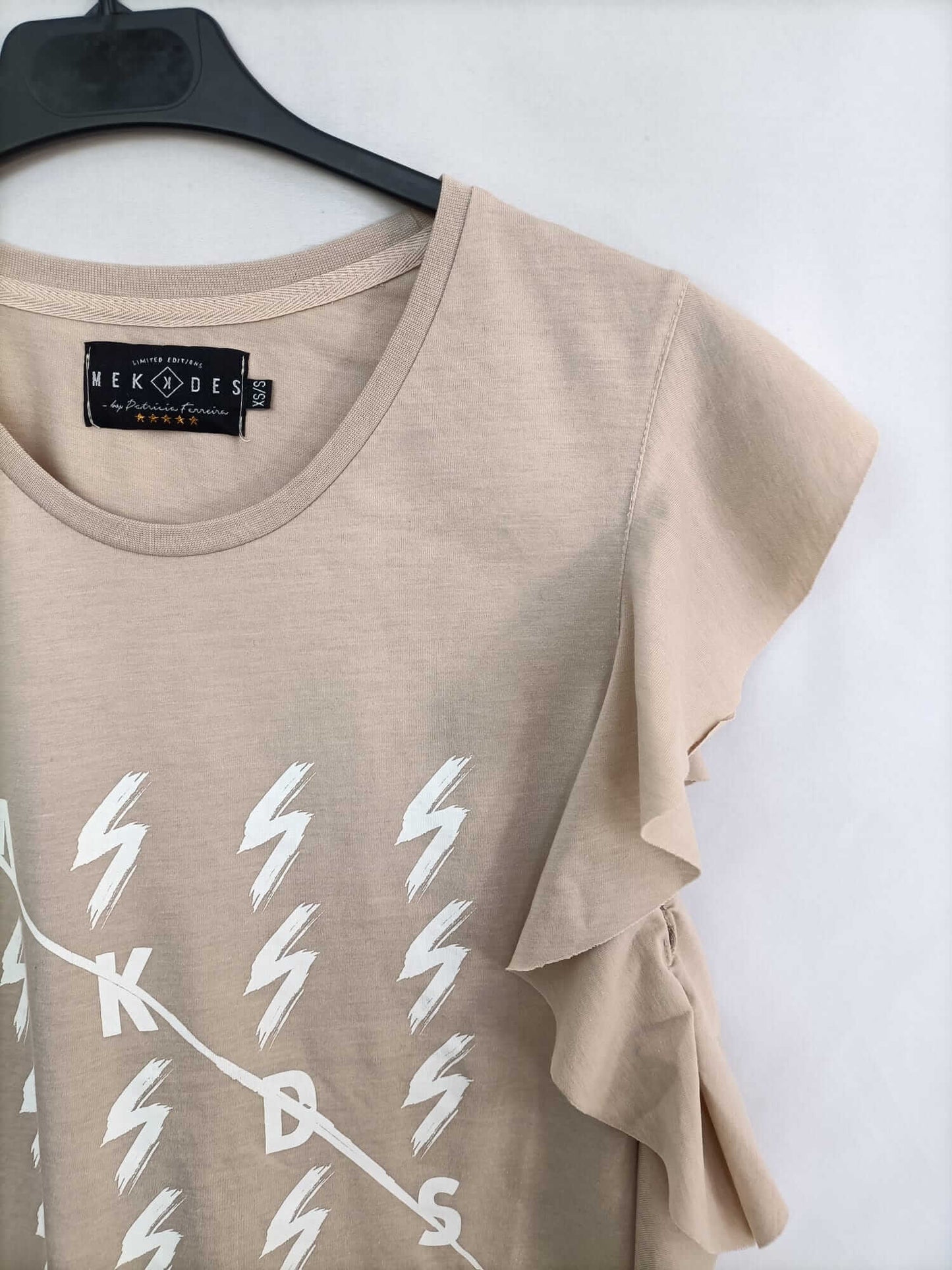 MEKKEDES. Camiseta beige volantes T.xs/s