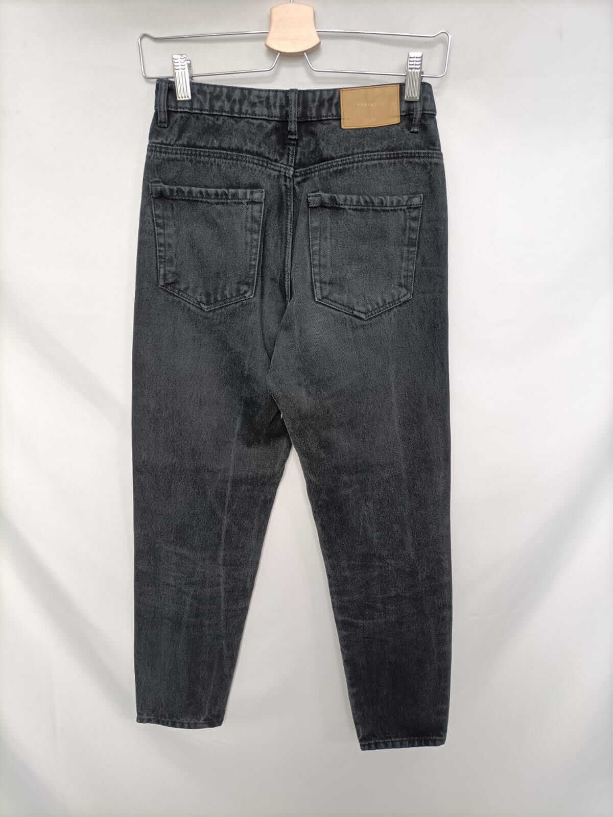 ZARA. Pantalón denim negro T.32