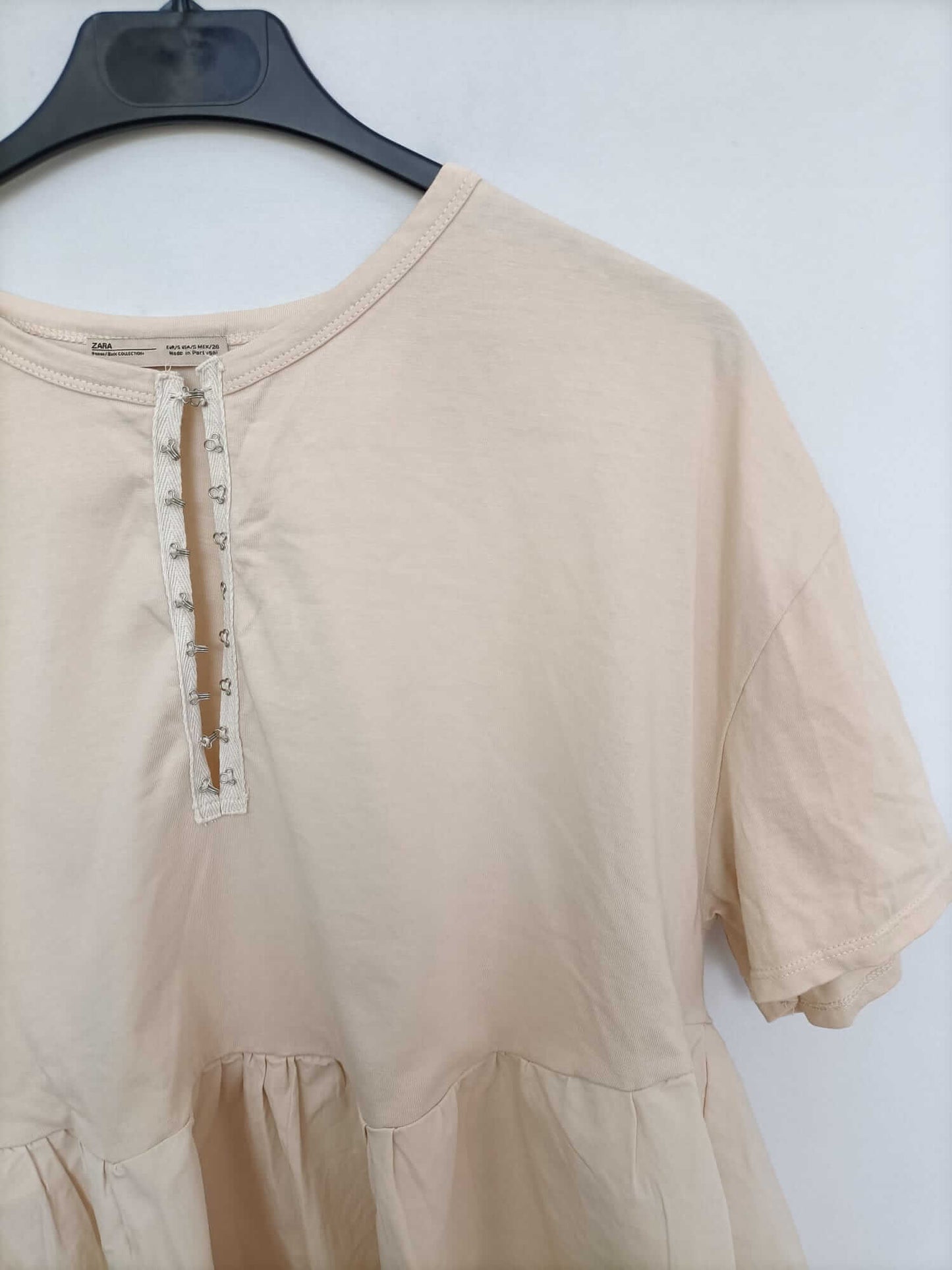ZARA. Camiseta beige volante T.s