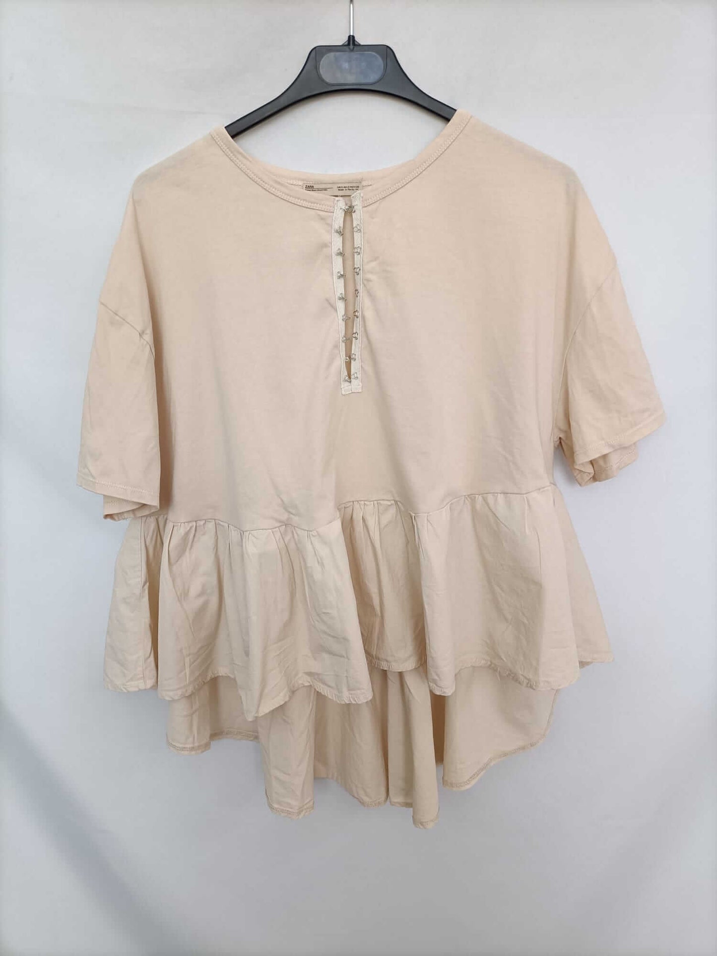 ZARA. Camiseta beige volante T.s