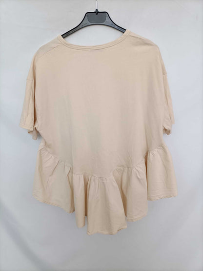 ZARA. Camiseta beige volante T.s