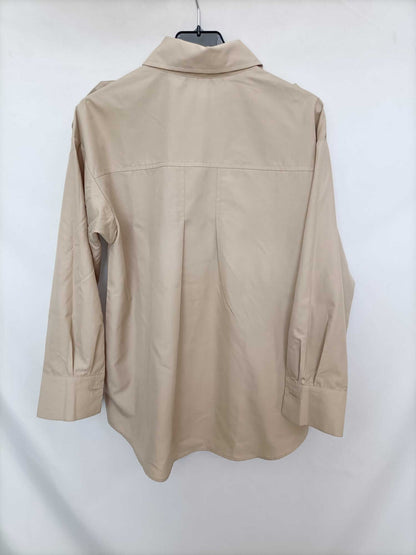 ZARA. Blusa beige botones nacar T.xs
