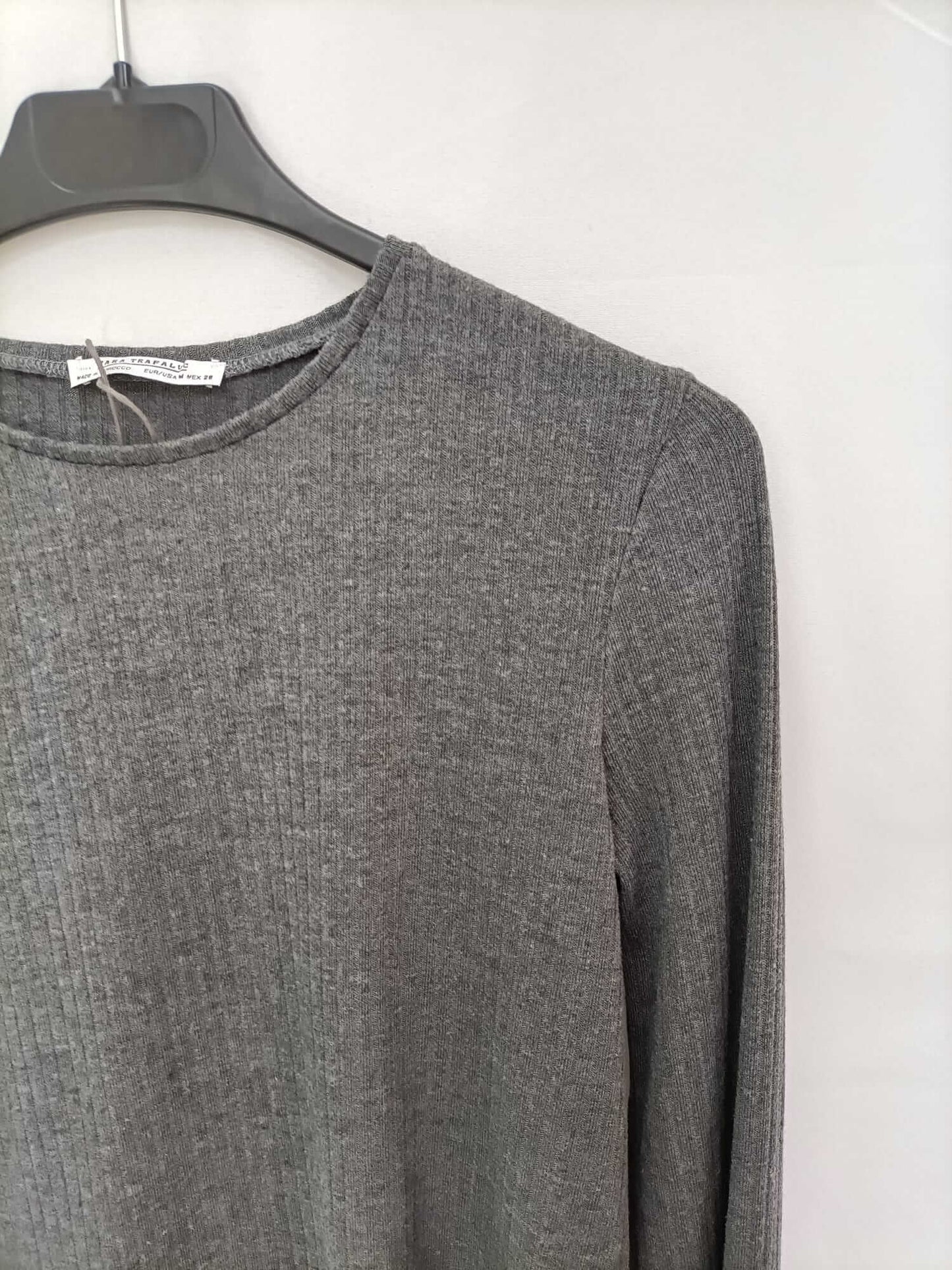 ZARA.Camiseta gris canalé T.M