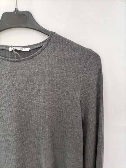 ZARA.Camiseta gris canalé T.M