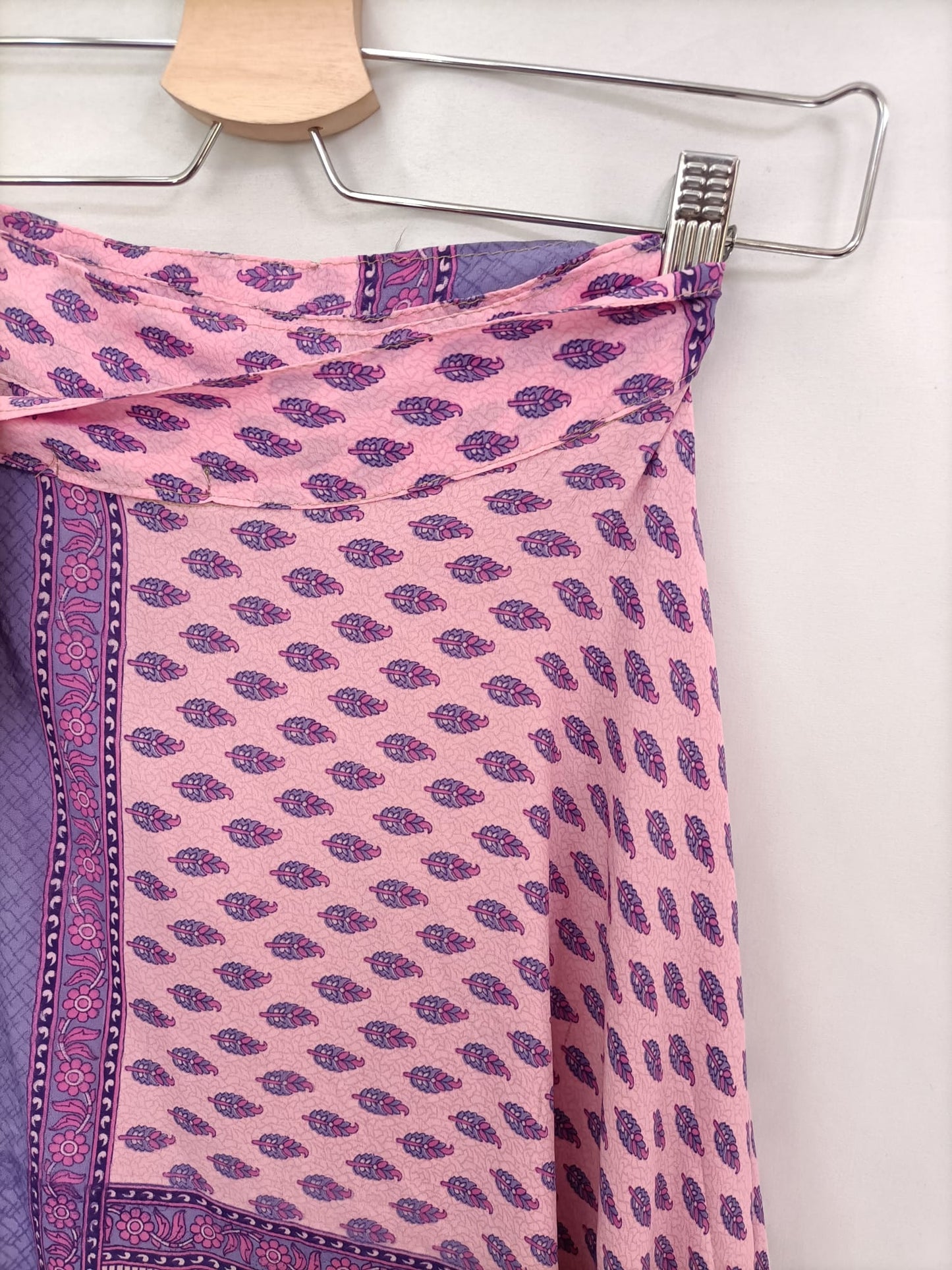 CON LUZ PROPIA.Falda midi seda vintage TU