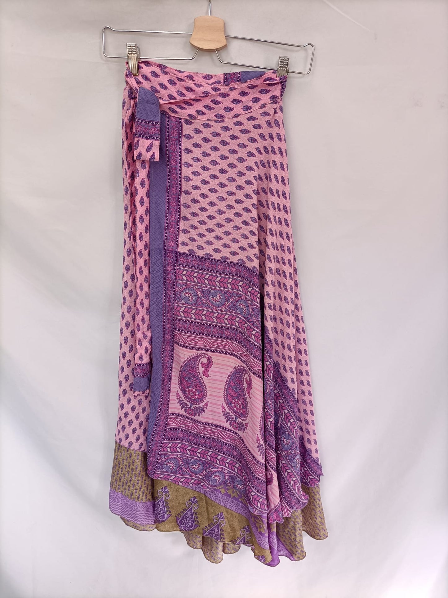 CON LUZ PROPIA.Falda midi seda vintage TU