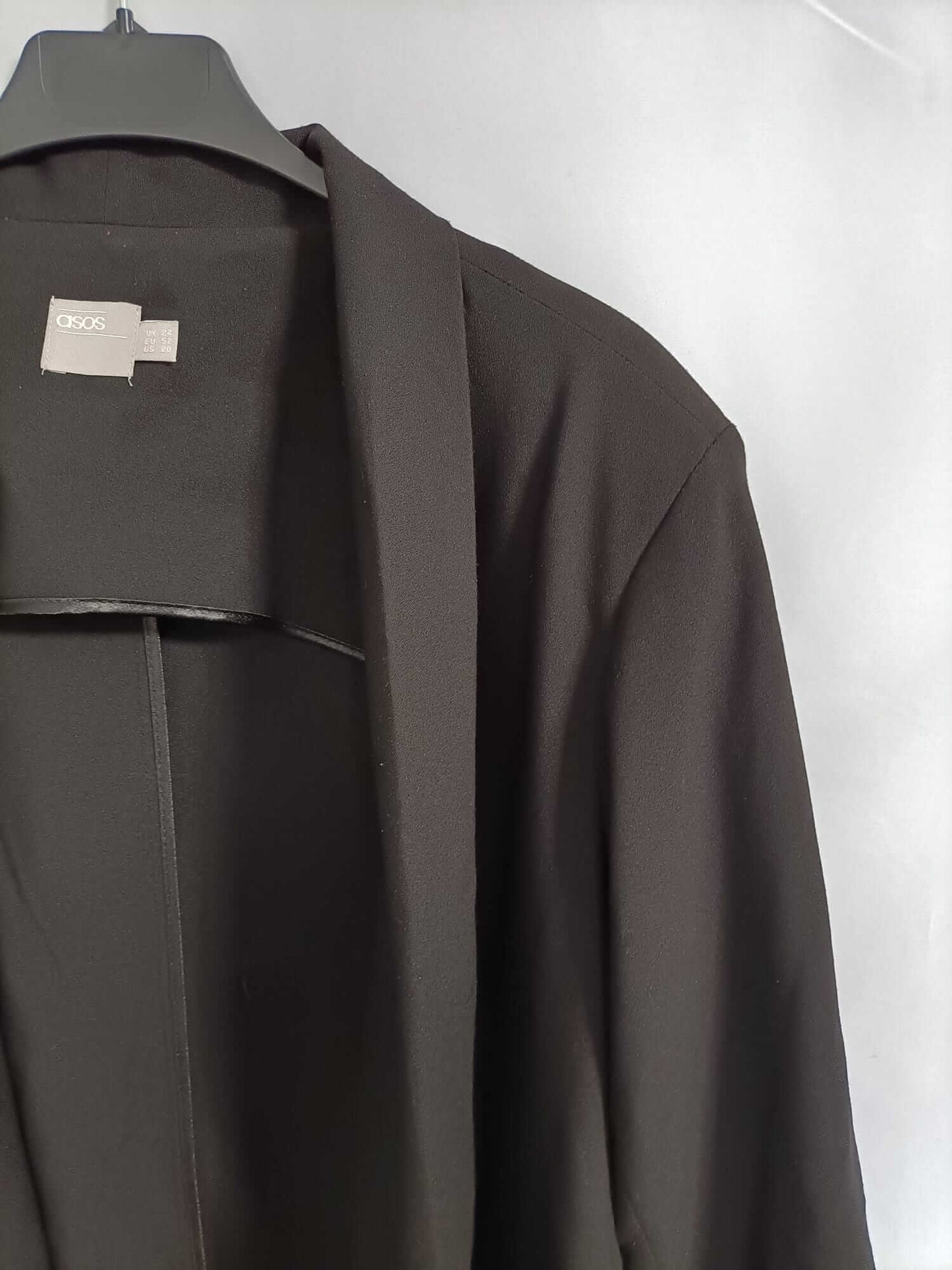 ASOS.Blazer negra fluida T.52