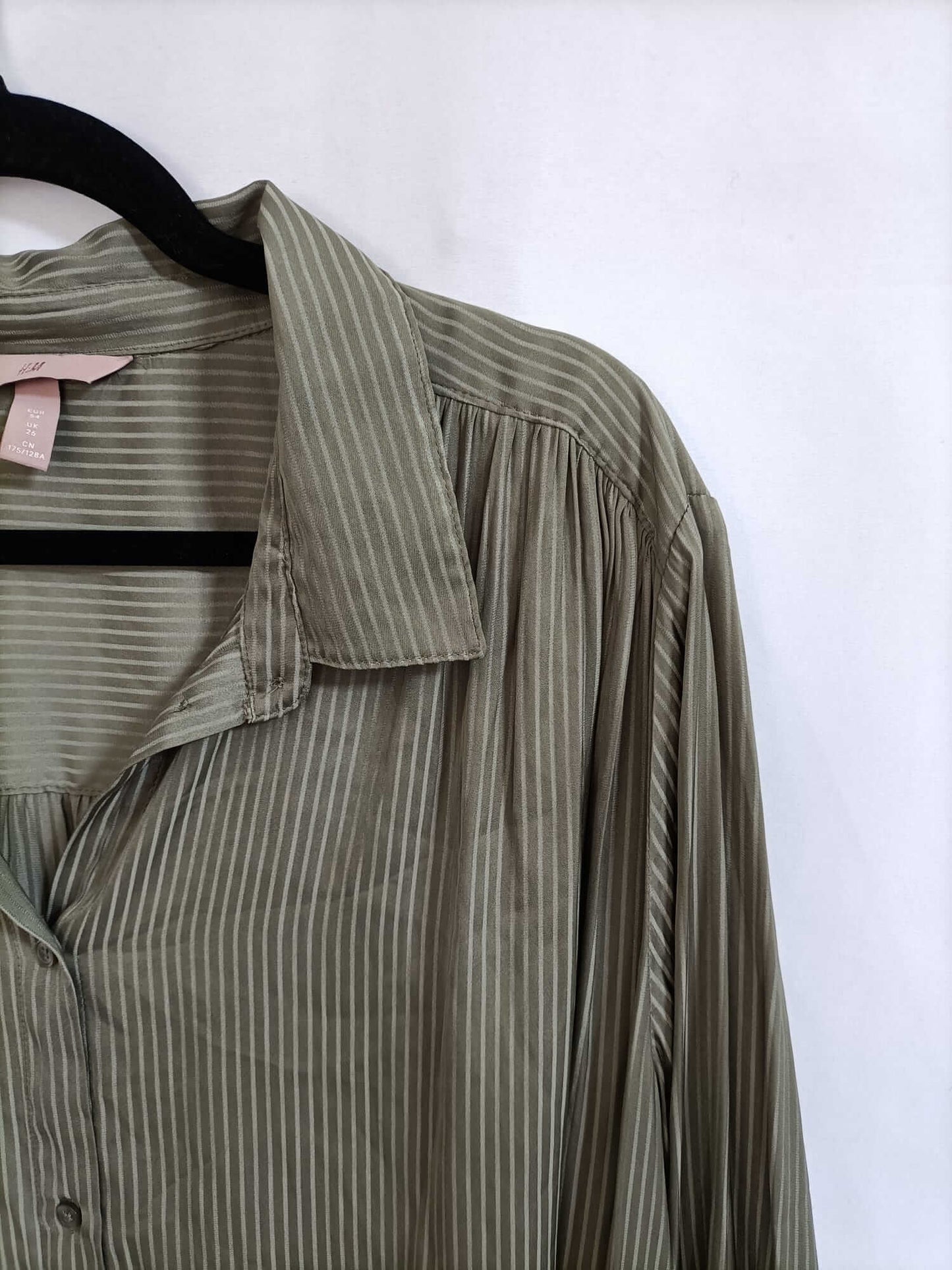 H&M.Blusa fluida rayas tonos verdes T.54