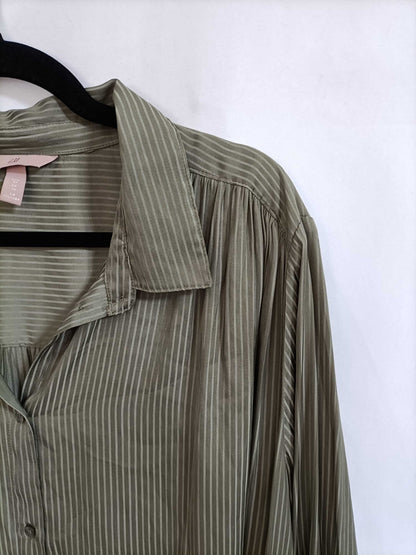 H&M.Blusa fluida rayas tonos verdes T.54