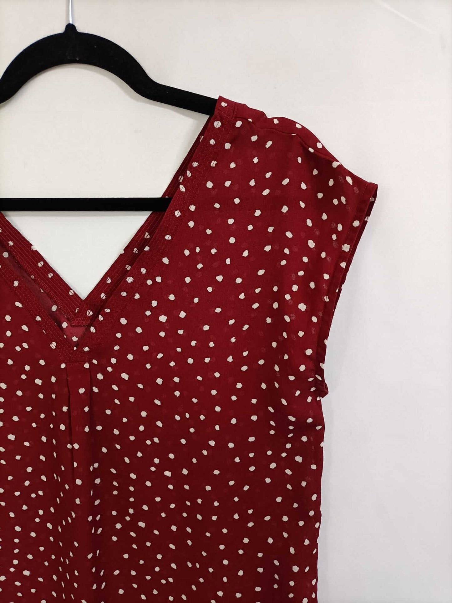 CORTEFIEL. Top burdeos topitos T.s